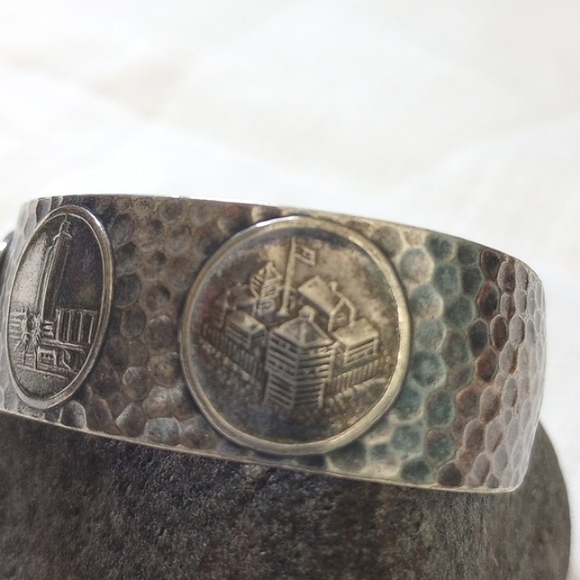 1934 Chicago Worlds Fair Cuff Bracelet Souvenir hammered silvertone - Picture 6 of 10